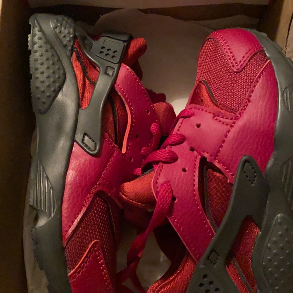 Nike (Children’s) Huarache Run RED - NEVER WORN
